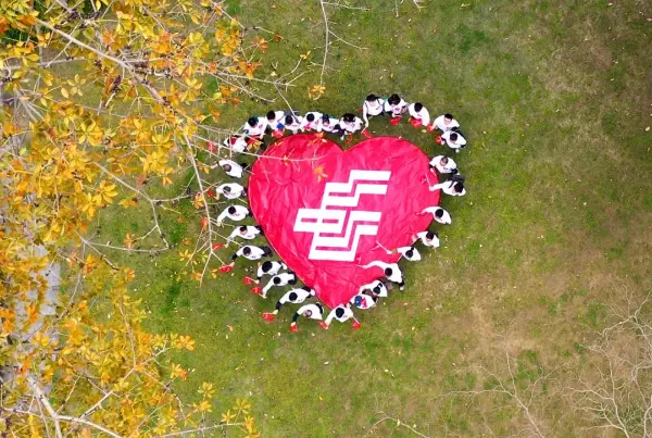 邮储银行公益志愿者与邮爱自强班学生积极互动,共同感受“邮爱”美好