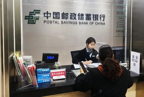 在“邮爱公益”的帮助下,赵利顺利完成学业,如今已经成为邮储银行的一员