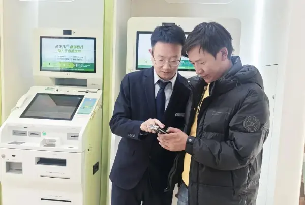 石文斌从曾经的“邮爱自强班”的学生,成长为邮储银行客户经理,通过用心服务客户,继续传递“邮爱”精神